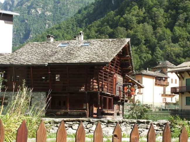 1024px Alagna Valsesia 56