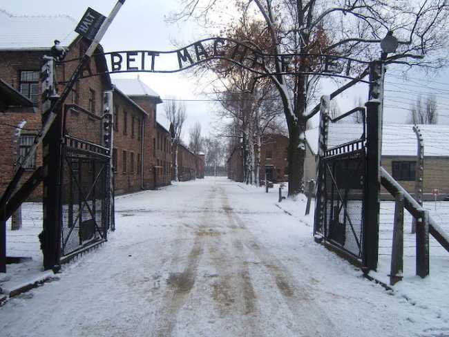 1024px Auschwitz I entrance snow