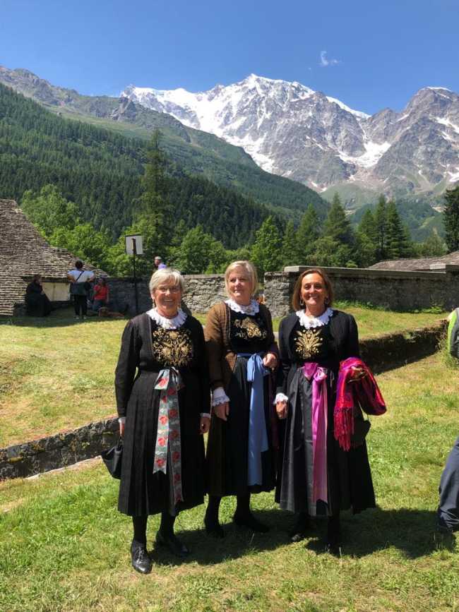 Macugnaga 1 donne in costume walser 