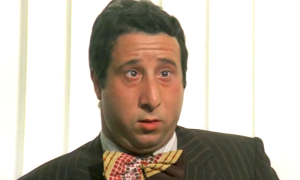 Spogliamoci così senza pudor Il detective Alvaro Vitali