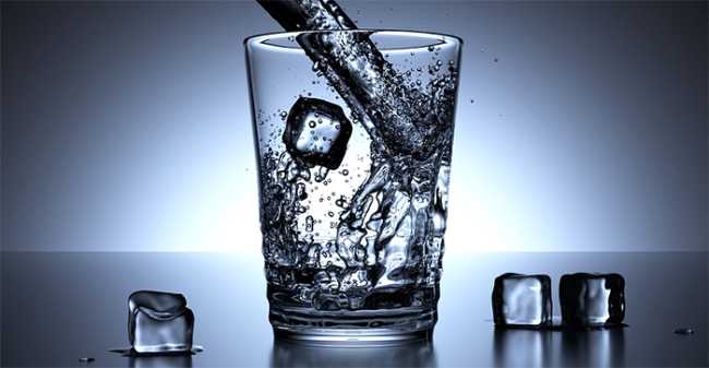 acqua bicchiere ghiaccio versata