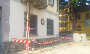 b balcone caduto sasso