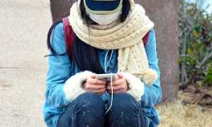 b ragazza sola cellulare