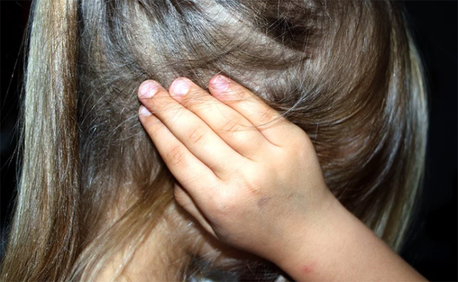 bambina abusi mano testa