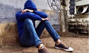 bullismo ragazzo seduto