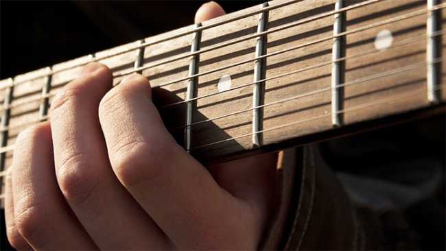 chitarra mano