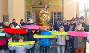 corta bambini processione madonna