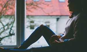 corta depressione ragazza finestra