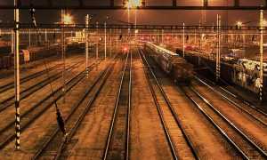 corta ferrovia binari notte