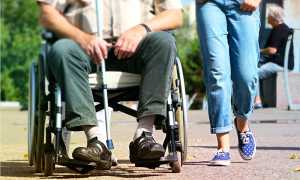 disabile carrozzina marciapiede