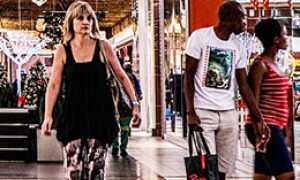 donna cammina centro commerciale