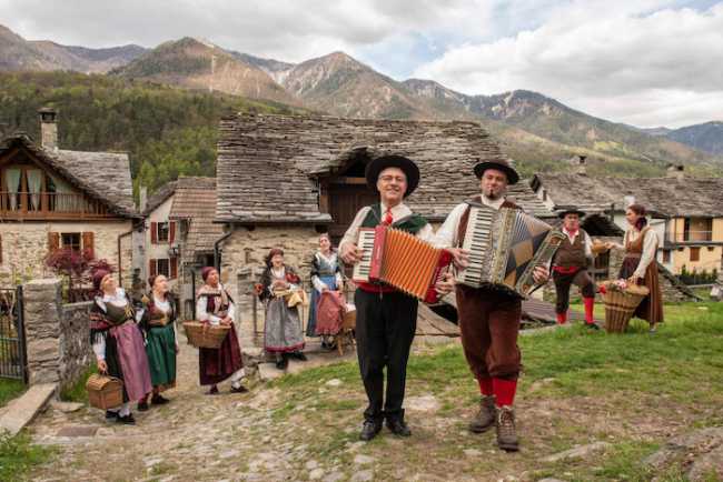 gruppo folk valle vigezzo centenario ph susy mezzanotte 20 