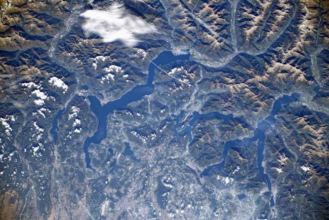 laghi alpi spazio