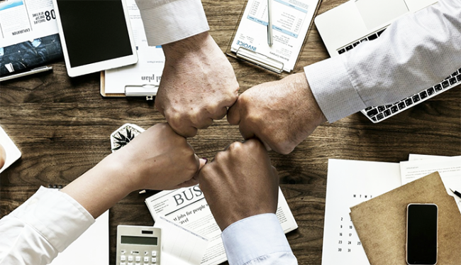 lavoro gruppo pugni