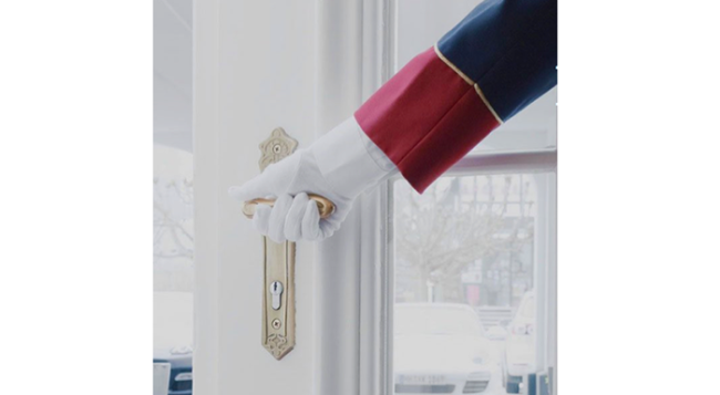 mano cameriere porta albergo