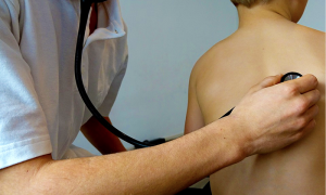 medico bambino schiena