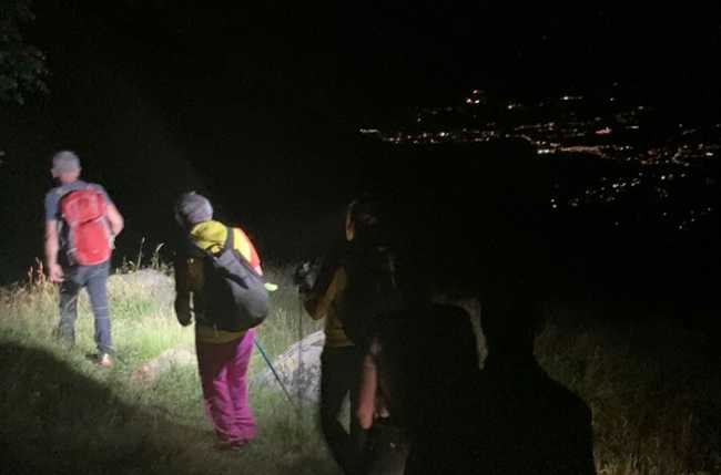 notte sentiero luci citta