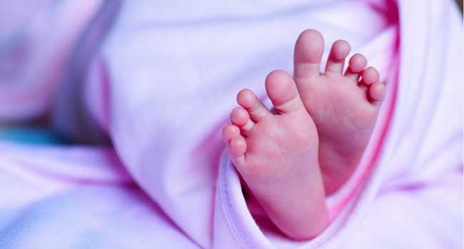 piedi bambina neonata