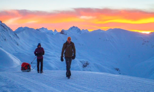 piedi neve slitta tramonto alaska
