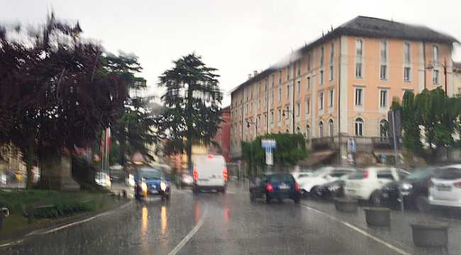 pioggia piazza stazione auto