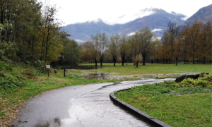 pioggia prati strada allagata