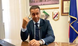 pizzi pugno scrivania