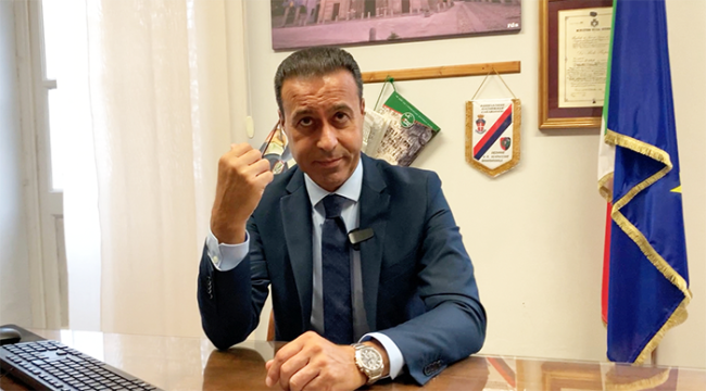 pizzi pugno scrivania