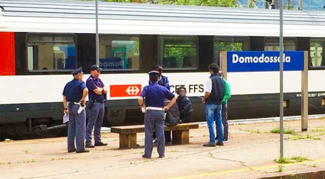 polizia treno fermati binario
