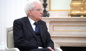 presidente mattarella seduto