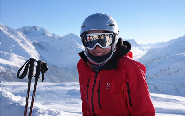 ragazza sci montagne casco