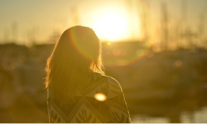 ragazza sole sfuoco