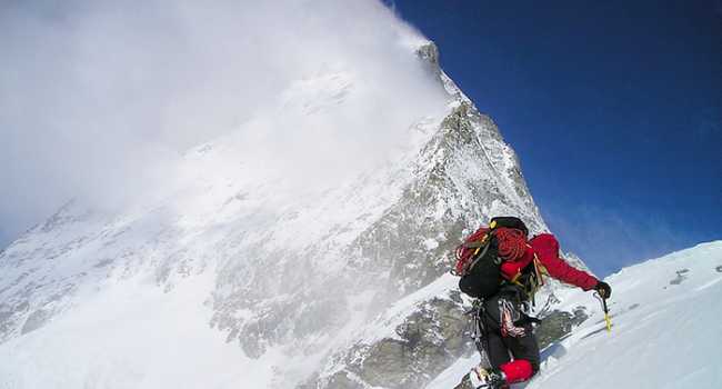 scsalatore montagna neve vento