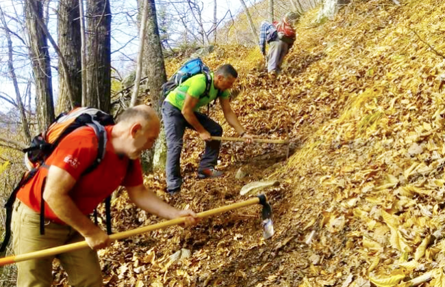 sentiero volontari foglie anzasca