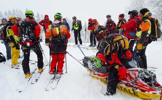 soccorso alpino neve uomini