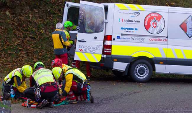 soccorso in terra asfalto uomini