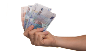 soldi mano euro