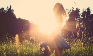 sole ragazza prato