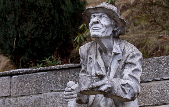 statua elemosina