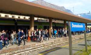 stazione gente binario treno bls