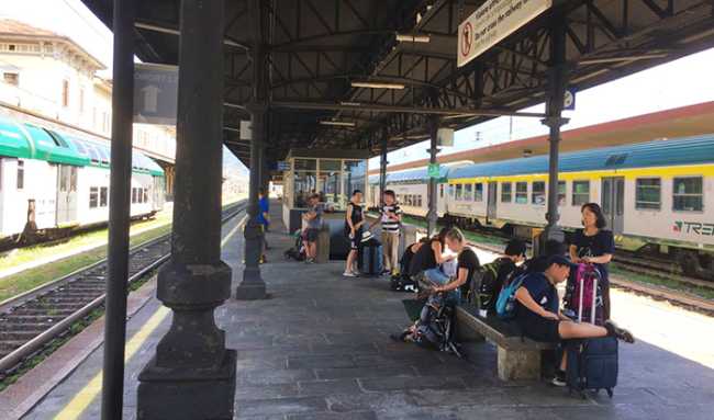 stazione treno gente binario
