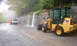 strada colloro pioggia pala