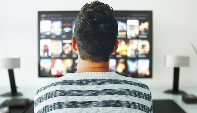 tv uomo spalle