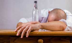 ubriaco tavolo bottiglia