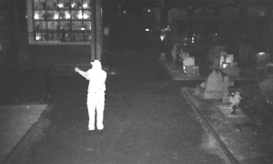 vandalo cimitero telecamera