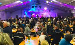 varzo aprile capannone gente palco