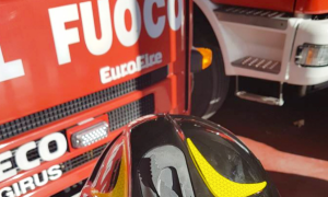 vigili fuoco casco scritta