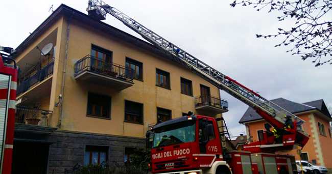 vigili fuoco trontano scala