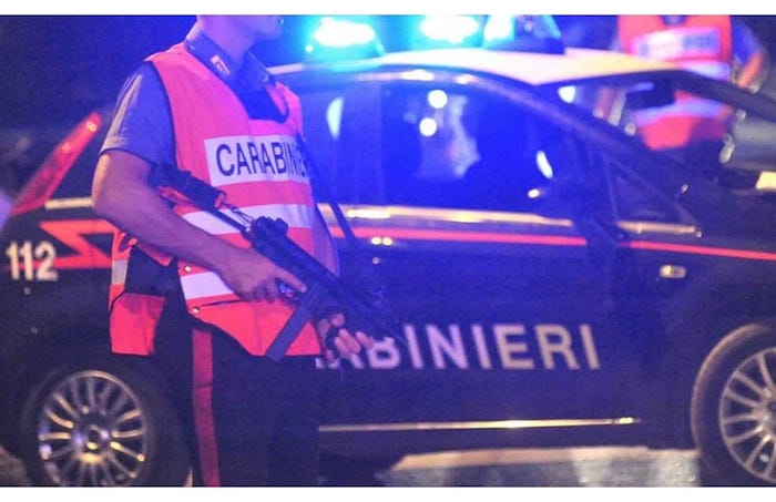 Fermato dai carabinieri ubriaco e tenta di corromperli con una cena, denunciato