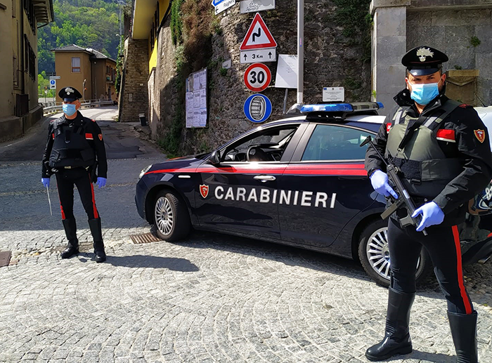 Due fratelli fermano l'auto del vicino ed iniziano a bastonarlo, anche in testa. Denunciati. Per la vittima 15 giorni di prognosi