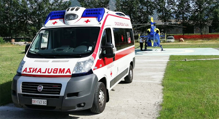 Madre e figlio cadono dal balcone. Attivata l'eliambulanza